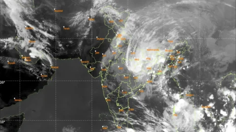 INSAT-3DS उपग्रह की इन्फ्रारेड तस्वीर, 29 अक्टूबर 2026 शाम 4 बजे, मध्य-पूर्वी भारत और बंगाल की खाड़ी के ऊपर बादल – फोटो: IMD