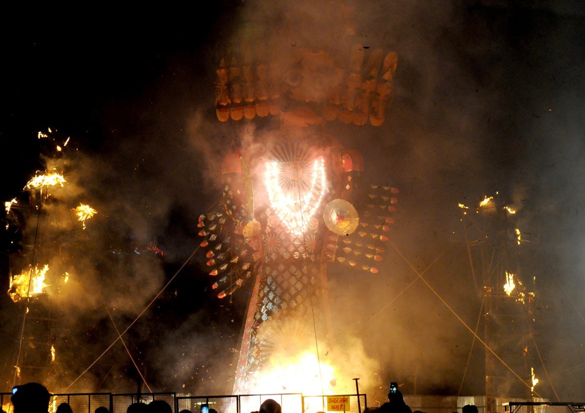 Dussehra 2026 रावण दहन: दिल्ली के सुभाष मैदान में जलता रावण का पुतला