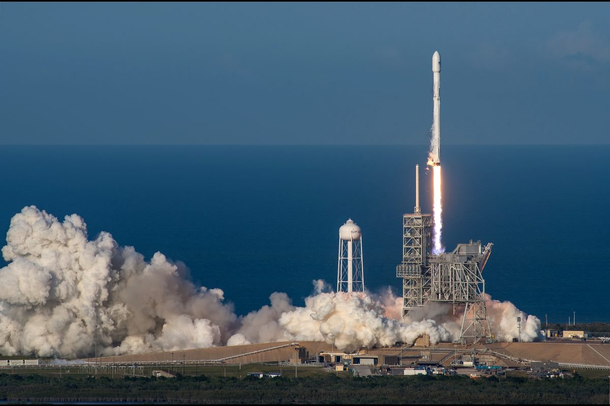 Elon Musk SpaceX Share खबर: फ्लोरिडा के कैनेडी स्पेस सेंटर से उड़ान भरता SpaceX Falcon 9 रॉकेट