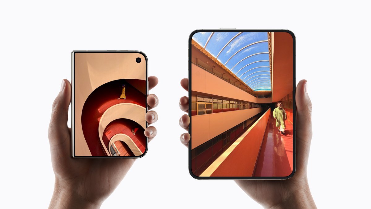 iPhone Duo की 5.4 इंच बाहरी और 7.6 इंच अंदरूनी स्क्रीन, दोनों हाथों में पकड़े हुए