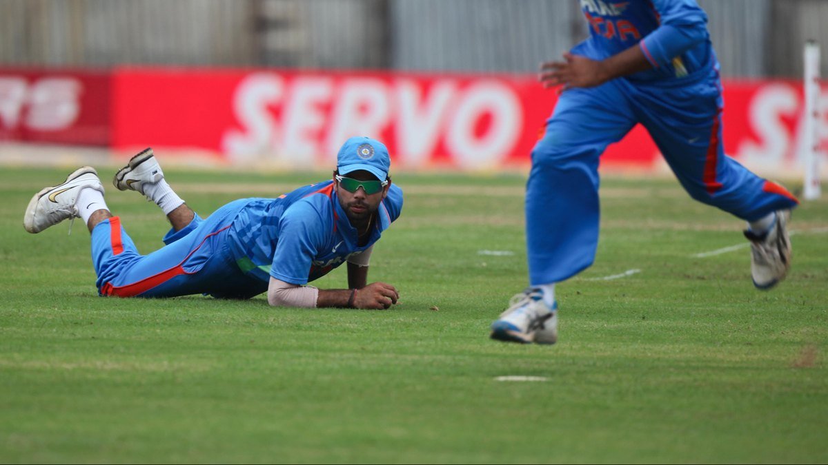 India vs New Zealand वनडे (दिसंबर 2010) में डाइव लगाकर फील्डिंग करते भारतीय खिलाड़ी