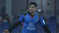AFG vs ZIM: विकेट लेने के बाद जश्न मनाते अफगानिस्तान के स्पिनर राशिद खान