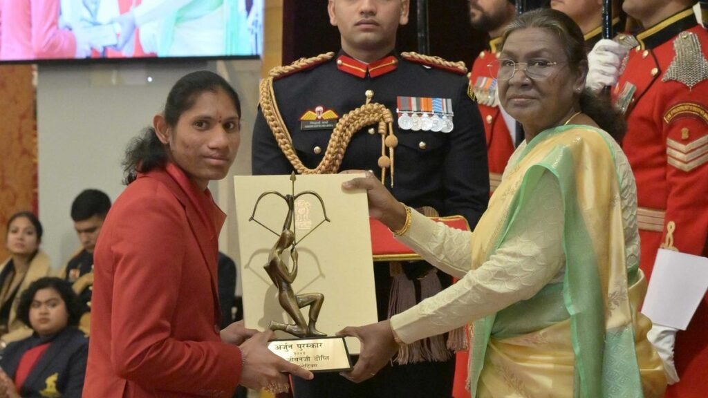 Asian Para Games 2026 गोल्ड मेडलिस्ट दीप्ति जीवनजी, राष्ट्रपति द्रौपदी मुर्मू से अर्जुन पुरस्कार लेते हुए