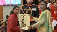 Asian Para Games 2026 गोल्ड मेडलिस्ट दीप्ति जीवनजी, राष्ट्रपति द्रौपदी मुर्मू से अर्जुन पुरस्कार लेते हुए