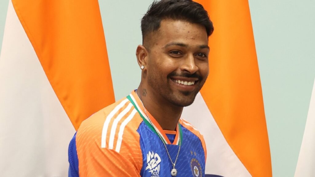 Hardik Pandya भारतीय टीम की T20 वर्ल्ड कप चैंपियंस जर्सी में मुस्कुराते हुए