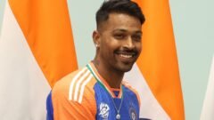 Hardik Pandya भारतीय टीम की T20 वर्ल्ड कप चैंपियंस जर्सी में मुस्कुराते हुए