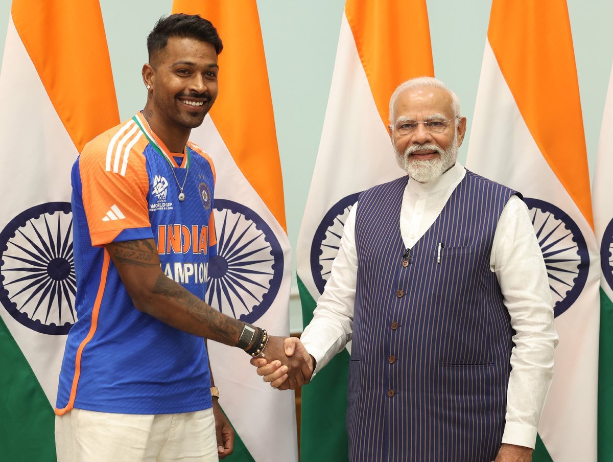 Hardik Pandya T20 वर्ल्ड कप 2024 की चैंपियंस जर्सी में प्रधानमंत्री नरेंद्र मोदी से हाथ मिलाते हुए