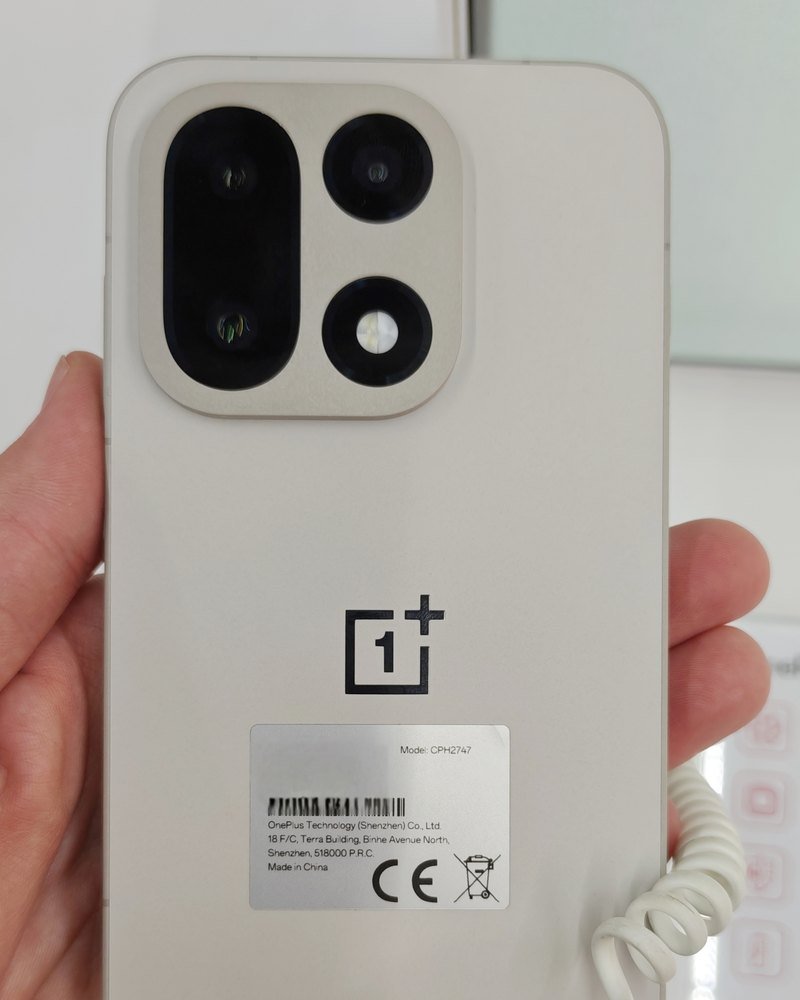 OnePlus ColorOS 17 अपडेट सबसे पहले पाने वाला OnePlus 15 फोन, पीछे से
