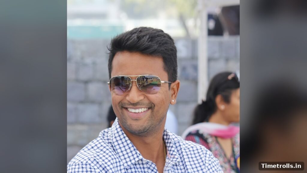 Pragyan Ojha धूप का चश्मा पहने मुस्कुराते हुए, फाइल फोटो