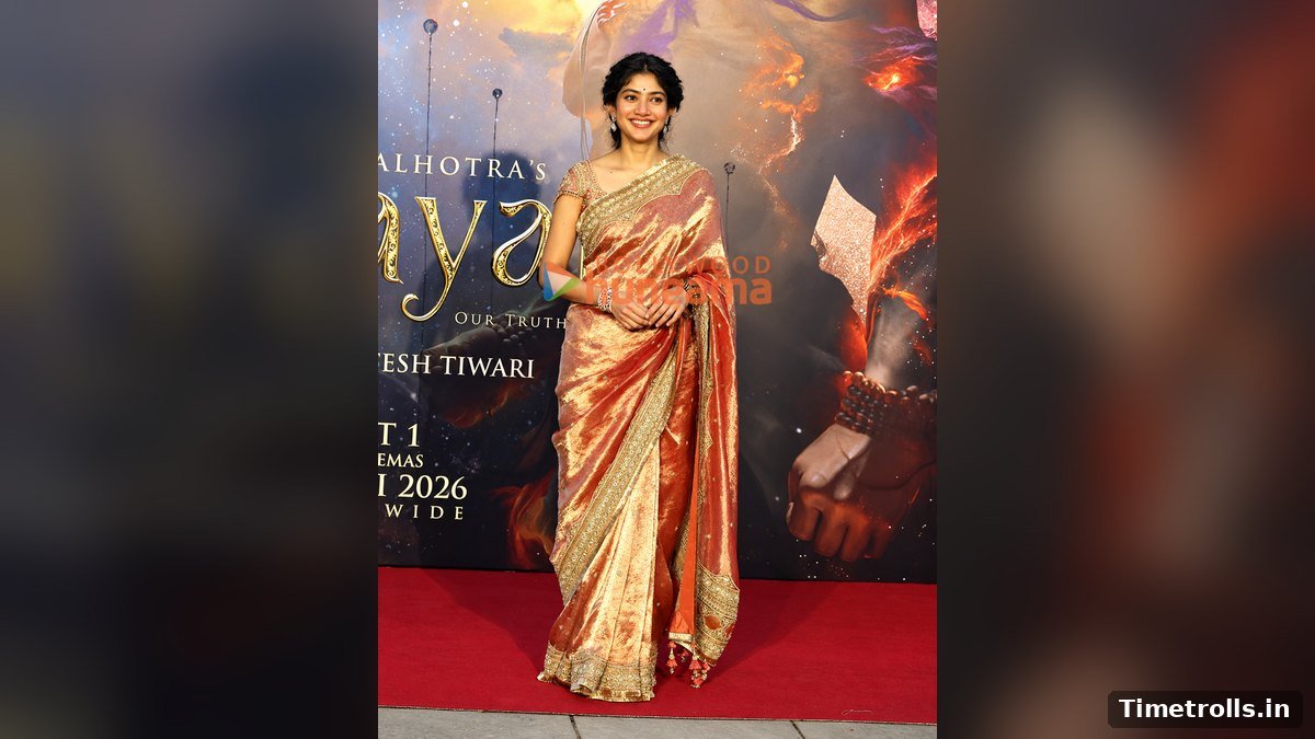 Ramayana Advance Booking से पहले सितंबर 2026 के स्पेशल इवेंट में साड़ी में साई पल्लवी, पीछे रामायण का पोस्टर