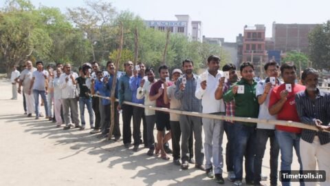 Form 7 फैक्ट चेक: उत्तर प्रदेश के गाजियाबाद में पोलिंग बूथ पर वोटर आईडी कार्ड दिखाते मतदाताओं की कतार