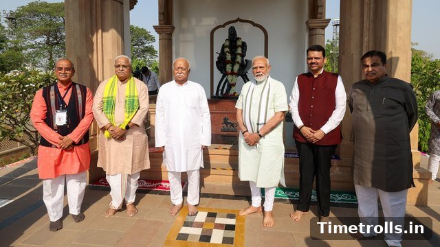 मोहन भागवत और प्रधानमंत्री नरेंद्र मोदी नागपुर के रेशिमबाग स्थित डॉ. हेडगेवार स्मृति मंदिर में