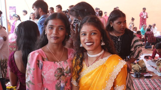Chhath Puja 2026 की तैयारी: छठ घाट पर पूजा के लिए जुटीं महिलाएं