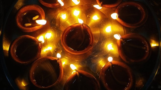 Diwali 2026 पर लक्ष्मी पूजा के लिए जलाए गए दीयों से सजी थाली