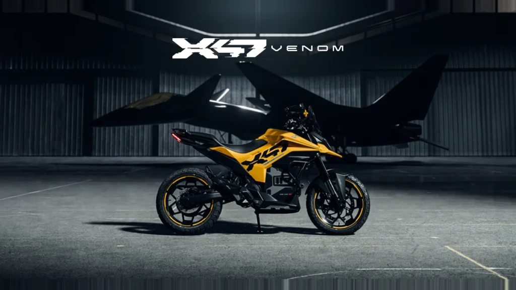 Ultraviolette X-47 Venom पीले रंग में, हैंगर में खड़ी साइड प्रोफाइल