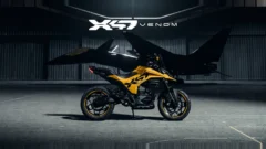 Ultraviolette X-47 Venom पीले रंग में, हैंगर में खड़ी साइड प्रोफाइल